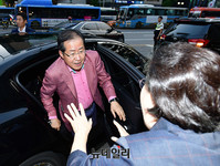 [포토] 차에서 내린 홍준표 대표 맞는 이은재 의원