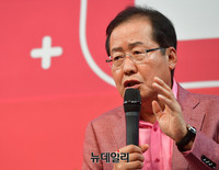 [포토] 강남역 찾은 홍준표 