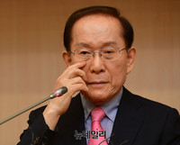 [포토] 회고록 기자간담회서 질문 듣는 이회창 전 총재