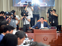 [포토] 국회 운영위 전체회의 주재하는 정우택