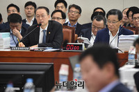 [포토] 질문에 답변하는 백운규 산자부장관