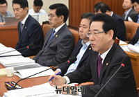 [포토] 질문에 답변하는 김영록 농림축산식품부 장관