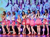 [포토] 모모랜드 컴백, 오빠들 '꼼짝마'