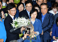 [포토] 만기출소한 한명숙 전 총리