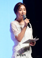 [포토] 프리스틴 소개하는 최희 아나운서