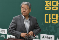[포토] 기자회견 위해 입장하는 국민의당 김동철 원내대표
