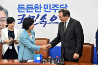 [포토] 찰스헤이 주한 영국대사와 악수 나누는 추미애 대표