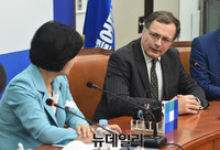 [포토] 대화 나누는 추미애 대표와 찰스헤이 영국대사