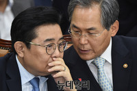 [포토] 대화 나누는 전병헌 정무수석과 우윤근 사무총장