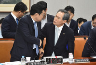 [포토] 인사 나누는 전병헌 정무수석과 우윤근 국회사무총장