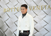 [포토] 화이트 재킷으로 멋을 낸 정우성