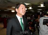 [포토] 지지호소 직후 기자회견장 나서는 안철수