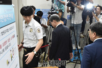 [포토] 법원으로 향하는 장충기 전 삼성그룹 미래전략실 차장