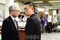 [포토] 뒤돌아 보는 삼성 박상진 사장과 황성수 전무