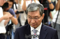 [포토] 굳은 표정으로 법원으로 향하는 장충기 전 미전실 차장