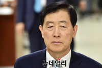 [포토] 굳은 얼굴로 법정으로 향하는 최지성 전 삼성그룹 미래전략실장