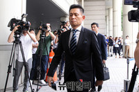 [포토] 법정으로 향하는 삼성 황성수 전 전무