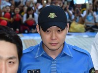 [포토] 팬들 등지자 눈시울 붉힌 박유천