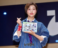 [포토] 청재킷으로 멋을 낸 다이아 제니