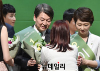 [포토] 꽃다발 선물 받는 안철수 국민의당 신임 당대표