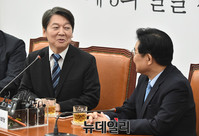 [포토] 대화 나누는 안철수-전병헌