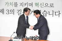 [포토] 악수 나누는 안철수 대표와 전병헌 정무수석