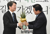 [포토] 문 대통령 축하 화분 선물받는 안철수 대표
