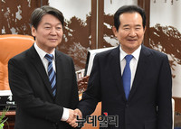[포토] 악수 나누는 안철수-정세균