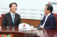 [포토] 자유한국당 홍주표 대표 찾은 국민의당 안철수 대표