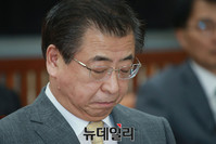 [포토] 정보위 시작 기다리는 서훈 국정원장