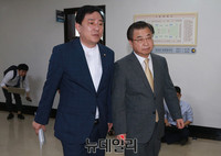 [포토] 정보위 회의실로 향하는 서훈 국가정보원장