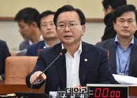 [포토] 답변하는 김부겸 행정안전부 장관