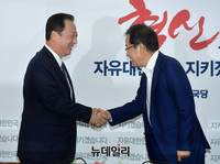 [포토] 악수나누는 홍준표-박용만