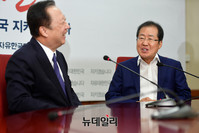 [포토] 대화나누는 홍준표 대표-박용만 회장