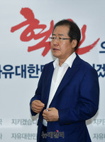 [포토] 박용만 회장 마중하는 홍준표 대표