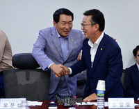 [포토] 악수하는 한국당 안상수-바른정당 홍철호