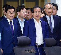 [포토] 전술핵배치 토론회 입장하는 홍준표-김광림-김대식-강효상