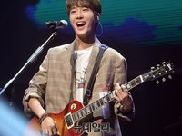 [포토] 청량한 데뷔 무대 선보이는 '아이즈'