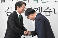 [포토] 인사 나누는 안철수 대표와 김동연 부총리