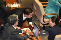 [포토] 김동철 원내표와 대화 나누는 박홍근 수석부대표