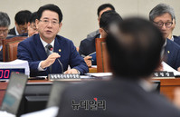 [포토] 답변하는 농림축산식품부 김영록 장관