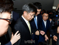 [포토] 언론노조 사퇴요구 속 입장하는 김장겸 사장