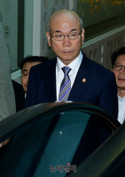 [포토] 행사장 입장하는 이효성 방통위원장