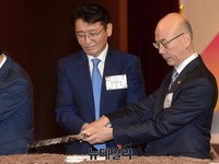 [포토] 떡 자르는 고대영-이효성