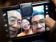 [포토] 혼잡한 열차에서 기념촬영하는 박원순