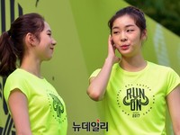 [포토] 스피커 소리가 너무 큰 김연아