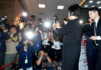 [포토] SNS 생중계하며 본회의 입장하는 손혜원 의원