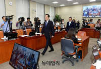 [포토] 北6차 핵실험 관련 국방위 입장하는 송영무 장관