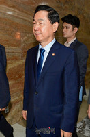 [포토] 본회의 파행 후 국회 나서는 김상곤 장관