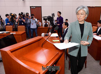 [포토] 북핵관련 현안보고하는 강경화 장관